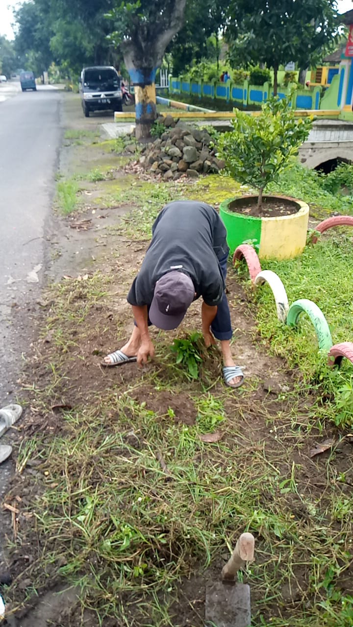 MENJAGA KEBERSIHAN TAMAN